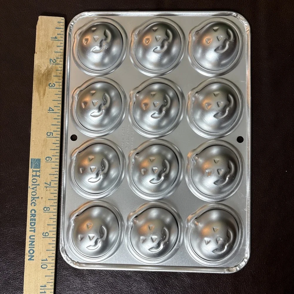 Jack O‎ Lantern Pumpkin Pan 12 Mold Halloween 1994 (Wilton)